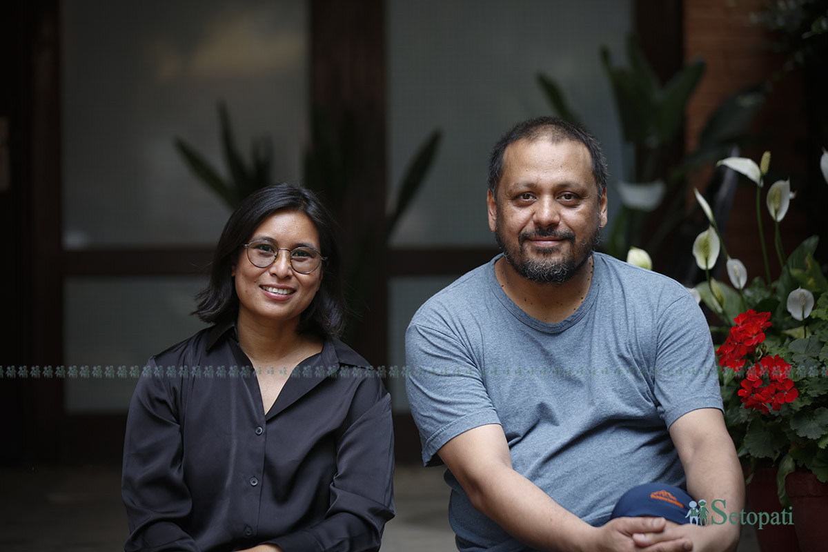 इन्दु थारू र प्रवीण अधिकारी। तस्बिर: नवीनबाबु गुरूङ/सेतोपाटी