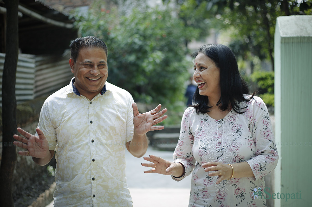 डा. सुवास प्याकुरेल आफ्नी पत्नी पवित्रासँग। सबै तस्बिर: नवीनबाबु गुरूङ/सेतोपाटी