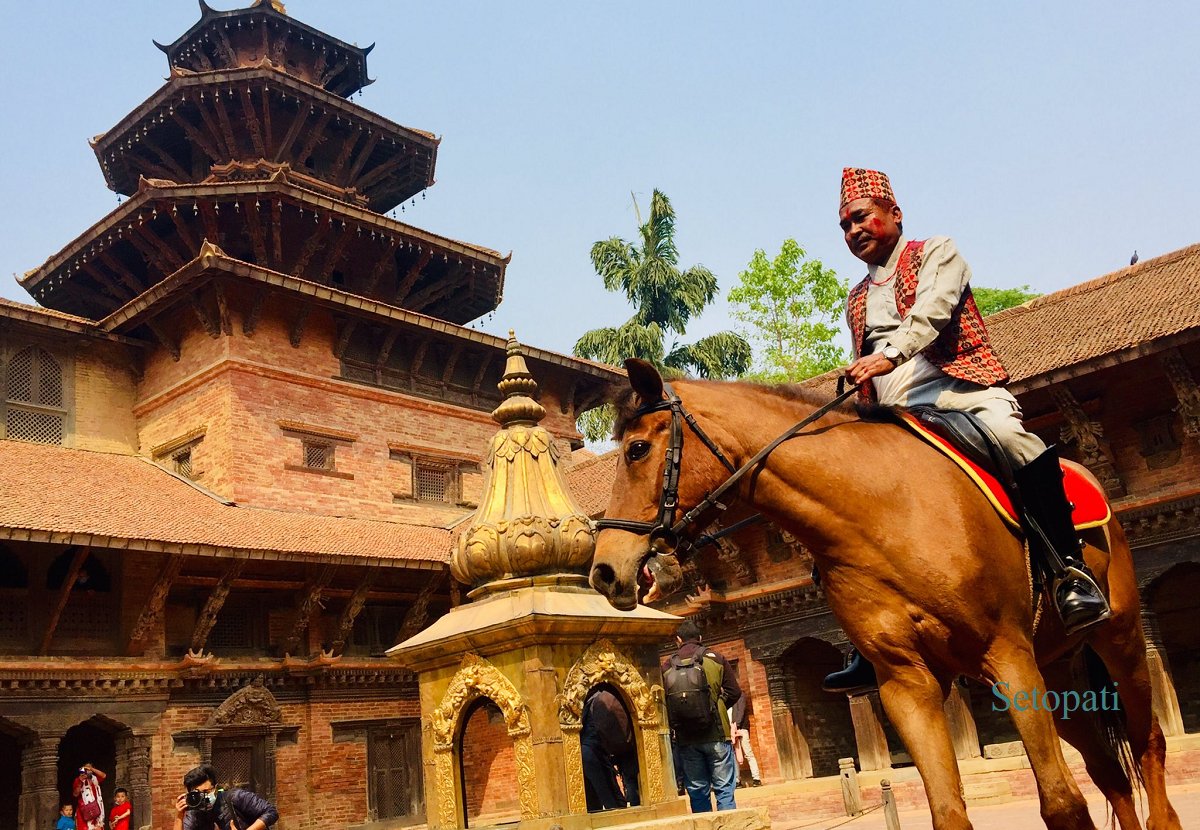 पाटन दरबारको मूलचोकमा घोडाजात्रा सुरू गर्दै वल्खुका सूर्यमान महर्जन। तस्बिर: सेतोपाटी