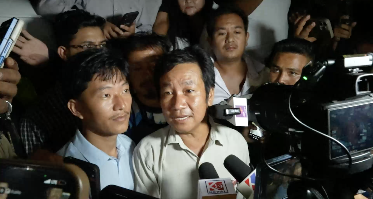 सैनिक मुख्यालय बाहिर हर्क साम्पाङ।