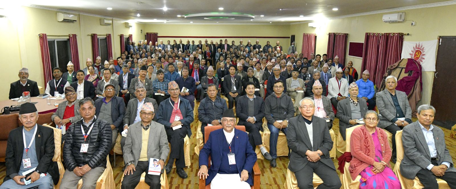 एमाले दसौं महाधिवेशनको शनिबार आयोजित बन्दसत्रमा सहभागी नेताहरू। तस्बिर: सेतोपाटी