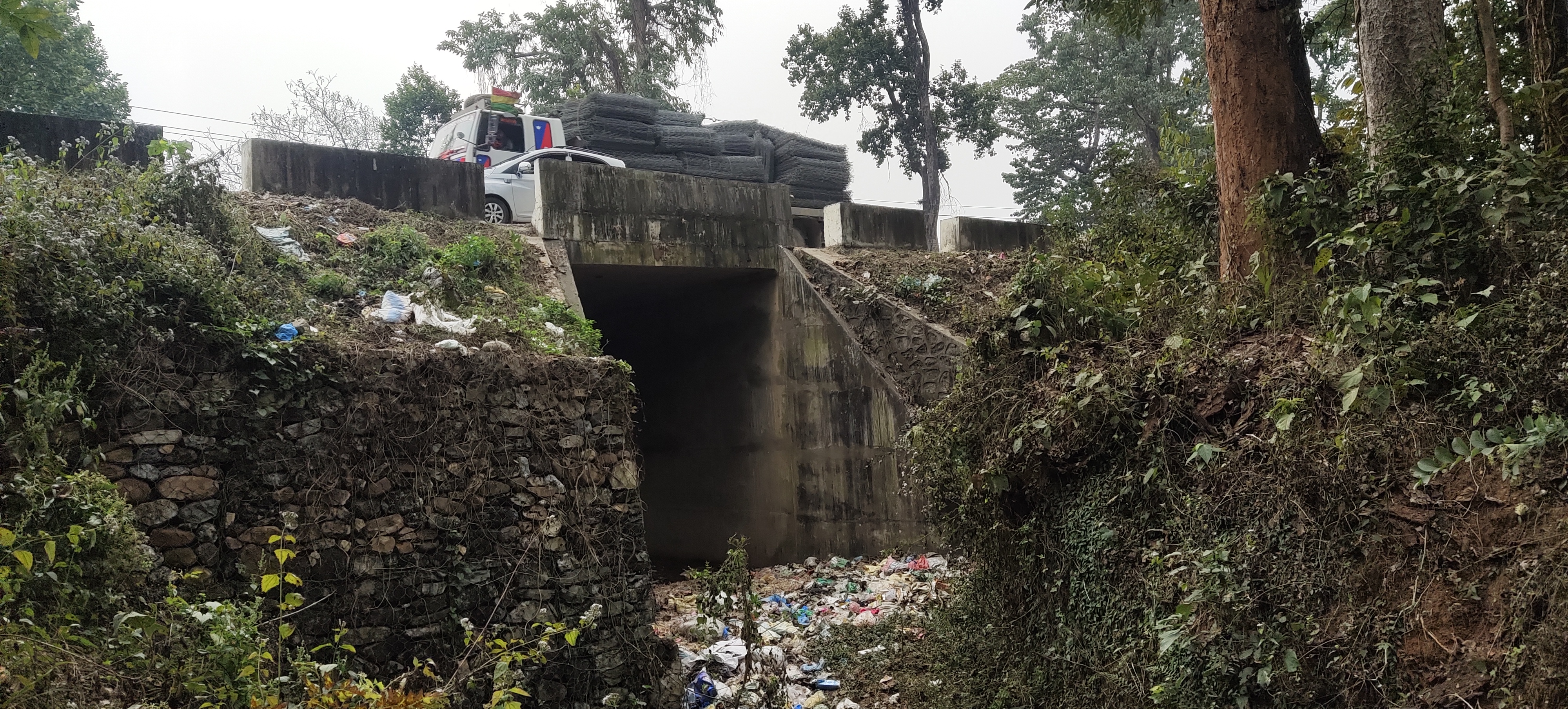 नारायणगढ-मुग्लिन सडक खण्डमा नेपालमै पहिलोपटक बनेको अन्डरपास। वन्यजन्तुलाई राजमार्ग क्रस गर्न बनाइएको अन्डरपास अचेल फोहोर थुपार्ने ठाउँ बनेको छ। तस्बिर: राजेश घिमिरे/सेतोपाटी