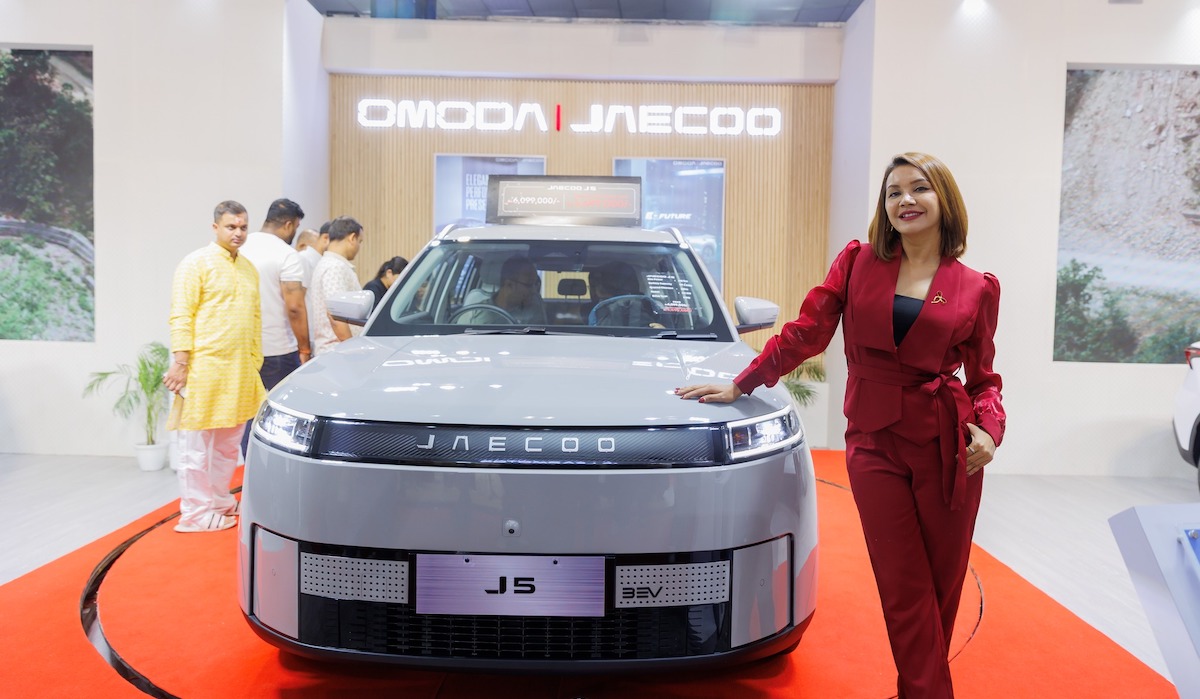 भृकुटीमण्डपमा आयोजित नाइमा मोबिलिटी एक्स्पोमा 'जेइको जे–५' सार्वजनिक क्रममा अभिनेत्री बेनिशा हमाल। तस्बिर स्रोत: ओमोडा एन्ड जेइको नेपालको फेसबुकबाट