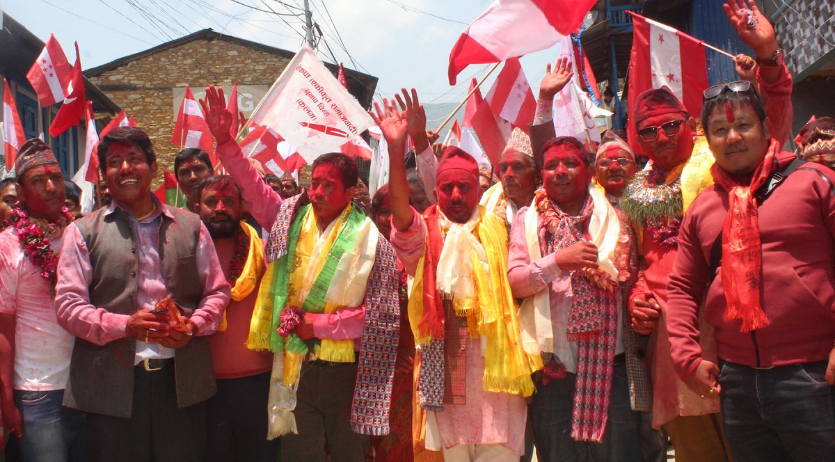 खोटाङको दिक्तेल रुपाकोट मझुवागढी नगरपालिकाको नगर प्रमुखमा नेपाली कांग्रेसका उम्मेदवार तीर्थराज भट्टराई र उपप्रमुखमा नेकपा (माओवादी केन्द्र) का विसन राई निर्वाचित भएपछि मतदातासँग खुशी साट्दै। तस्वीर : केदार मगर/रासस