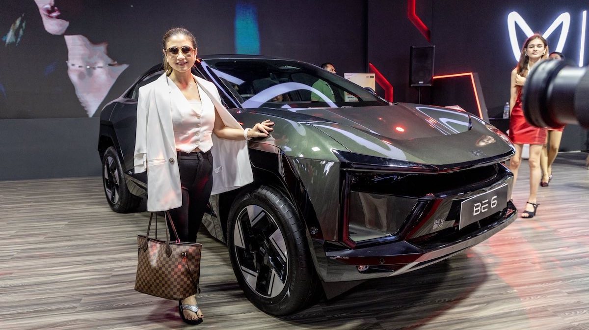 भृकुटीमण्डपमा आयोजित नाइमा मोबिलिटी एक्स्पोमा महिन्द्राको 'बिइ–६' सार्वजनिक क्रममा गोल्डस्टार कम्पनीका विदुषी राणा। तस्बिर स्रोत: महिन्द्रा नेपाल–अग्नि ग्रुपको फेसबुक