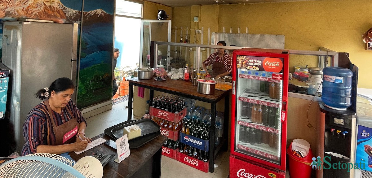 काठमाडौंको मध्य–बानेश्वरस्थित नुडल्स बारमा गीता शर्मा खड्का। तस्बिरहरू: आर्या श्रेष्ठ/सेतोपाटी