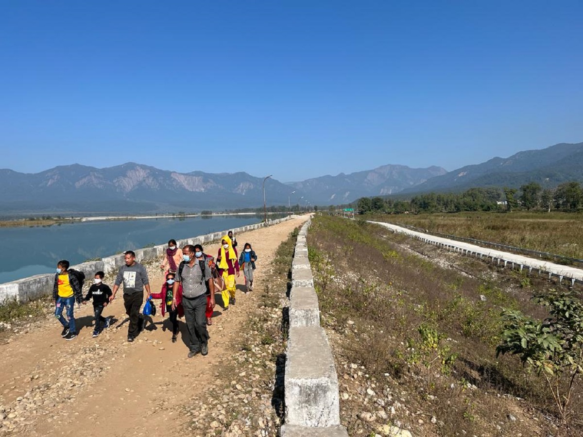 हालै कञ्चनपुर नजिकैको टनकपुर ब्यारेजको जलासय नजिकै ब्रह्मदेवको बाटो सपरिवार भारत जान लागेका नेपालीको एक समूह। तस्बिर: सुरेन्द्र फुयाल