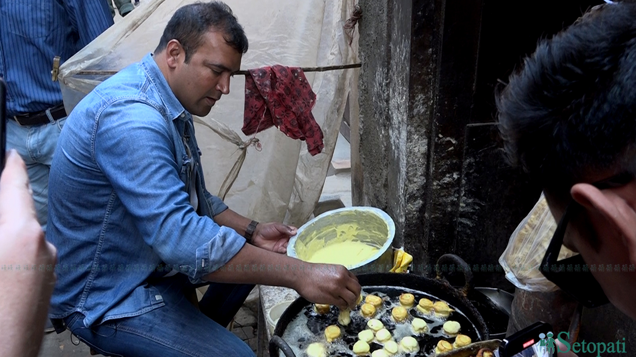 नरदेवी, तुंछेँ गल्लीमा ग्वारामरि पकाउँदै मास्टरसेफ सन्तोष साह। तस्बिर: विवेक राई/सेतोपाटी