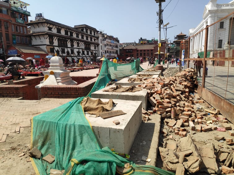 सम्पदा मापदण्डविपरीत वसन्तपुर डबलीमा काठमाडौं महानगरले निर्माण गरेको कंक्रिट संरचना। तस्बिर: सेतोपाटी