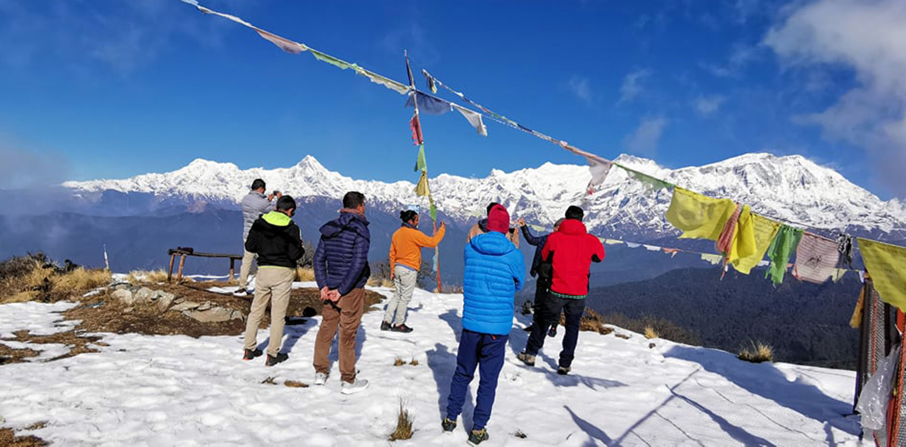 कास्कीको मादी गाउँपालिका वडा नं २ स्थित पर्यटकीयस्थल करापुडाँडाबाट हिमाल अवलोकन गर्दै आन्तरिक पर्यटक । तस्बिर सौजन्यः उदय सुवेदी/रासस