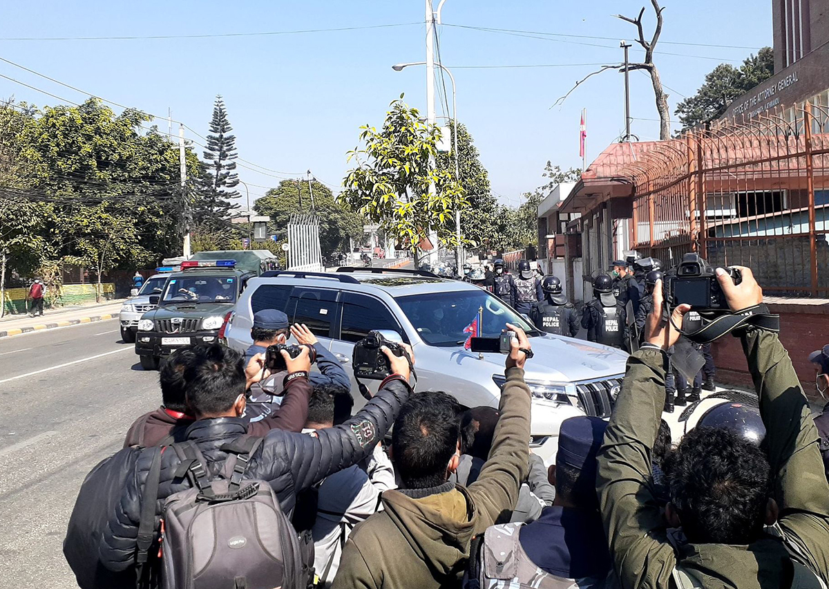 प्रधानन्यायाधीश चोलेन्द्रशमसेर जबरा सर्वोच्चको मूलगेटमा जारी वकिलहरूको धर्ना छल्दै अर्को ढोकाबाट न्यायालय प्रवेश गर्दै। तस्बिर: नवीनबाबु गुरूङ/सेतोपाटी