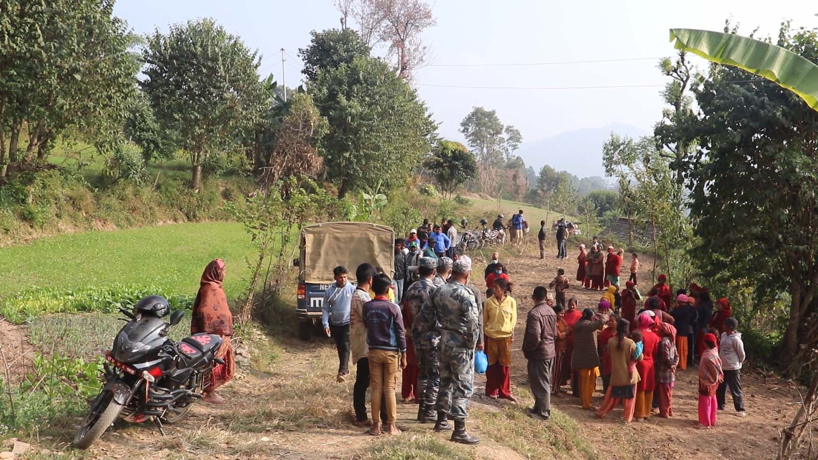 घटनास्थलमा प्रहरी र स्थानीय। तस्बिर : खगेन्द्र केसी