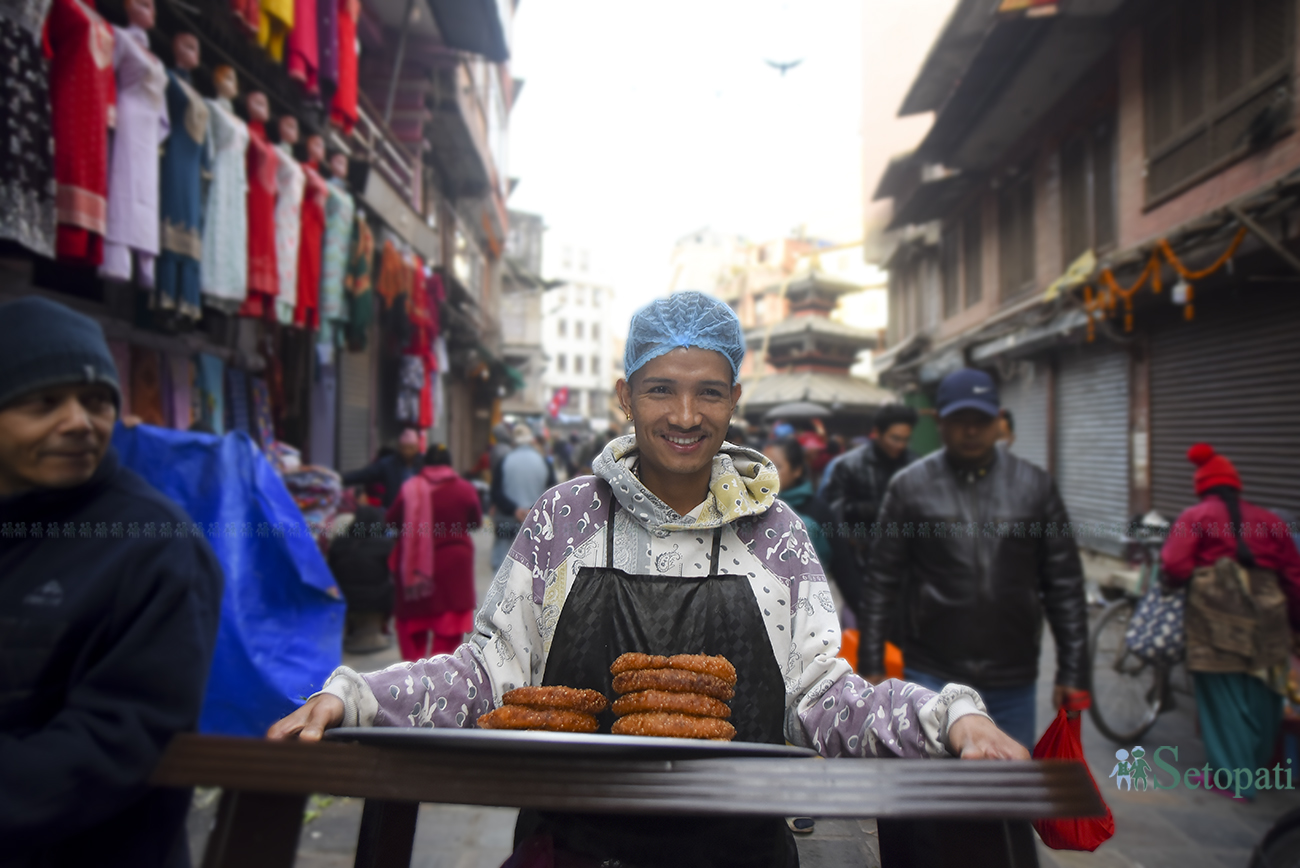 जनबहालमा सेल बेच्दै भरत तामाङ। तस्बिर: निशा भण्डारी/सेतोपाटी