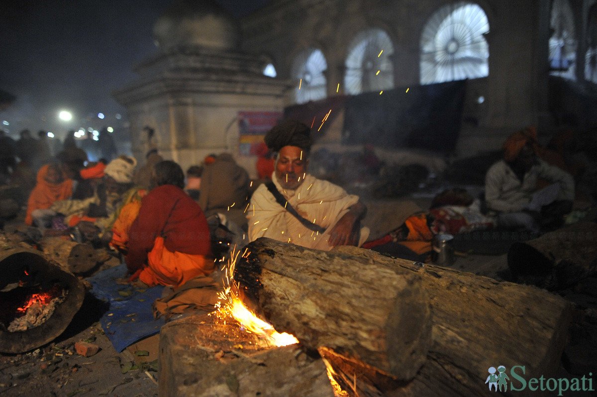 शिवरात्रिमा धुनी जगाएपछि काठमाडौंबाट जाडो भाग्छ भन्ने भनाइ छ। तर यस वर्ष शिवरात्रिभन्दा धेरै अगाडि मध्य माघदेखि नै काठमाडौंको घाम पोल्ने खालको थियो। तस्बिर: नारायण महर्जन/सेतोपाटी