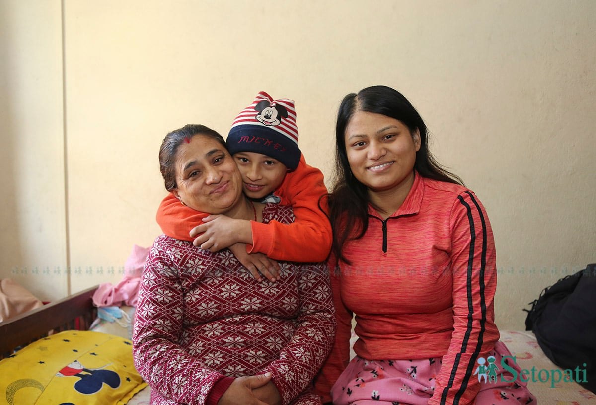 सोनिस अवाल आफ्नी आमा रश्मिला र दिदी सोनियासँग। तस्बिर: नवीनबाबु गुरूङ/सेतोपाटी