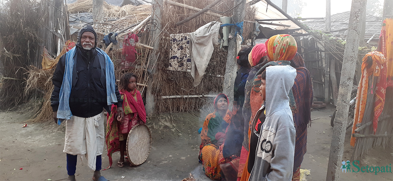 धनुषाको क्षिरेश्वरनाथ नगरपालिका–२ स्थित मुसहरी टोलका ६० वर्षीय सुरजा सदाको परिवार। तस्बिरः रोहित महतो/सेतोपाटी