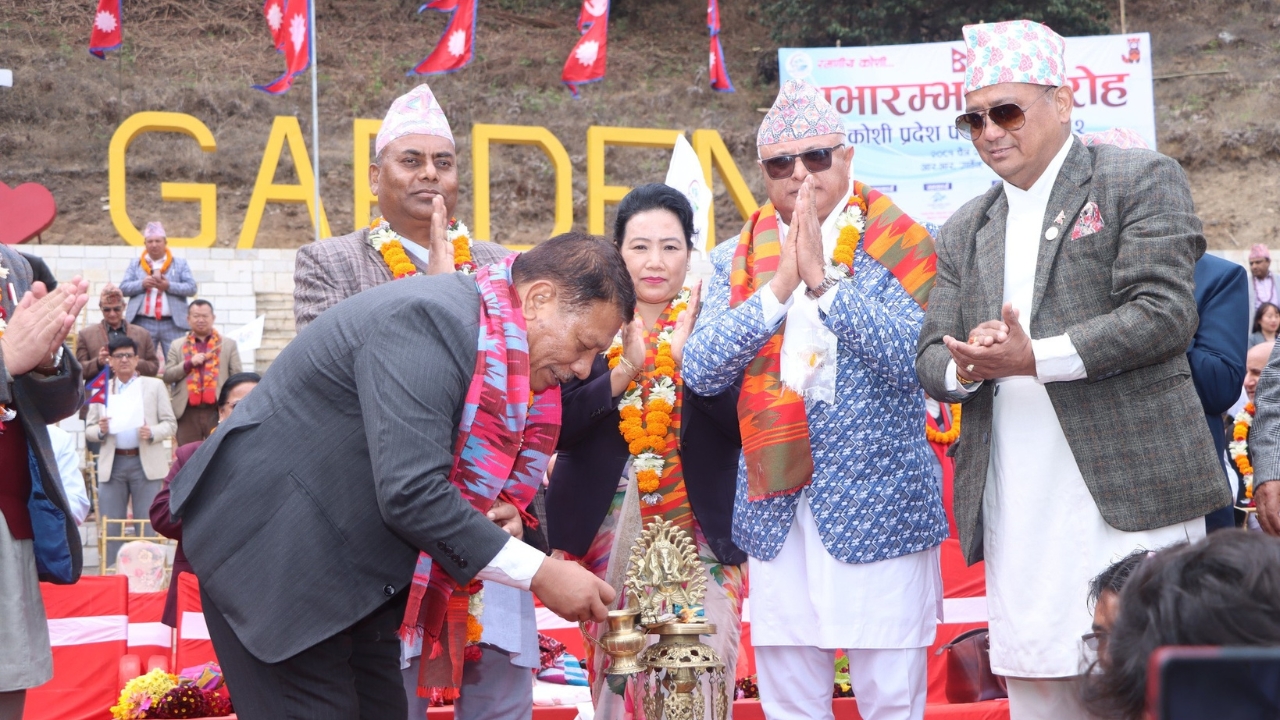 कोशी प्रदेश पर्यटन वर्ष–२०८२ को उद्घाटन गर्दै उपप्रधानमन्त्री प्रकाशमान सिंह।