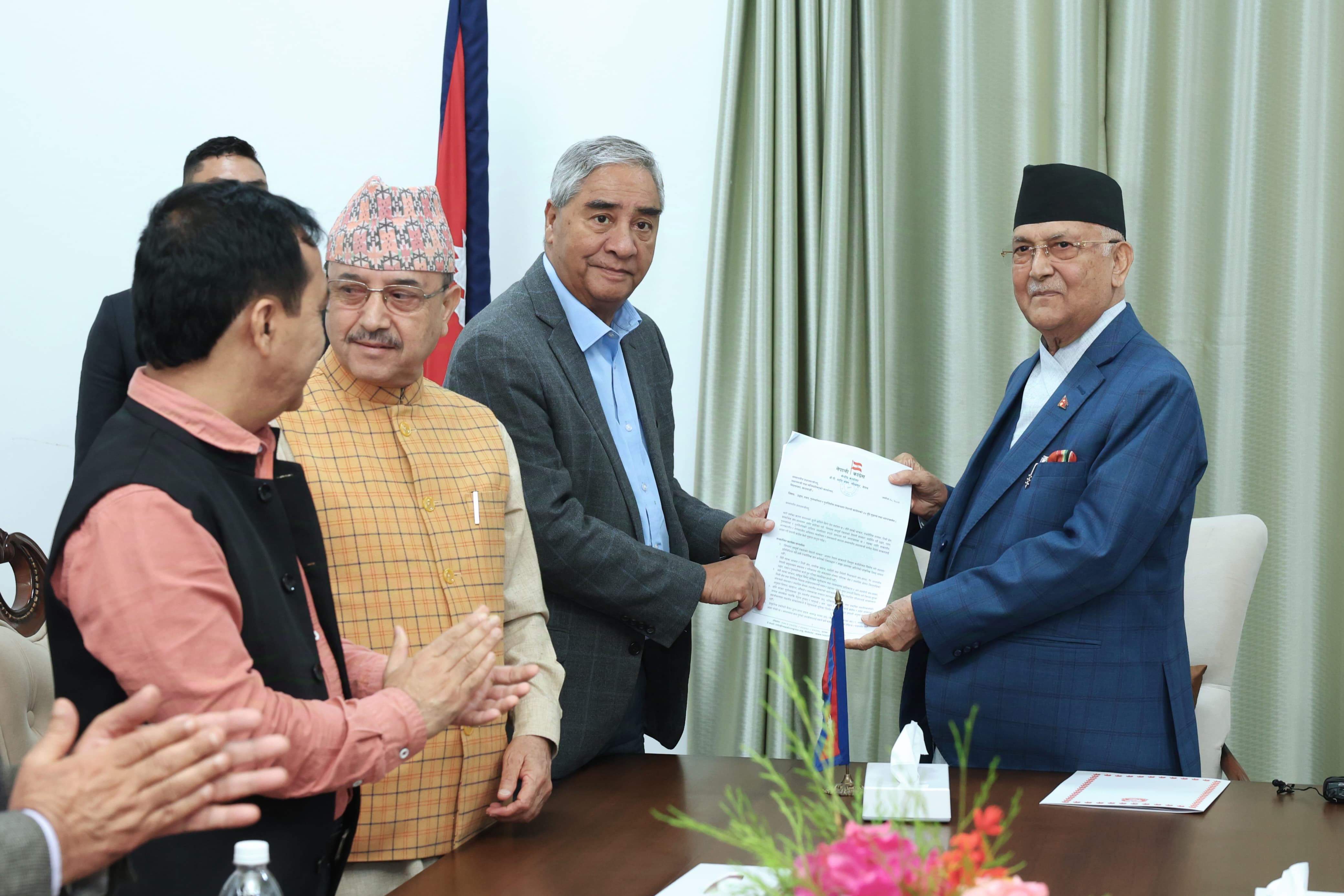 नेपाली कांग्रेसका सभापति शेरबहादुर देउवाले  प्रधानमन्त्री दैवी उद्धार कोषमा पचास लाखको चेक हस्तान्तरण गर्दै। तस्बिरः प्रधानमन्त्रीको सचिवालय।