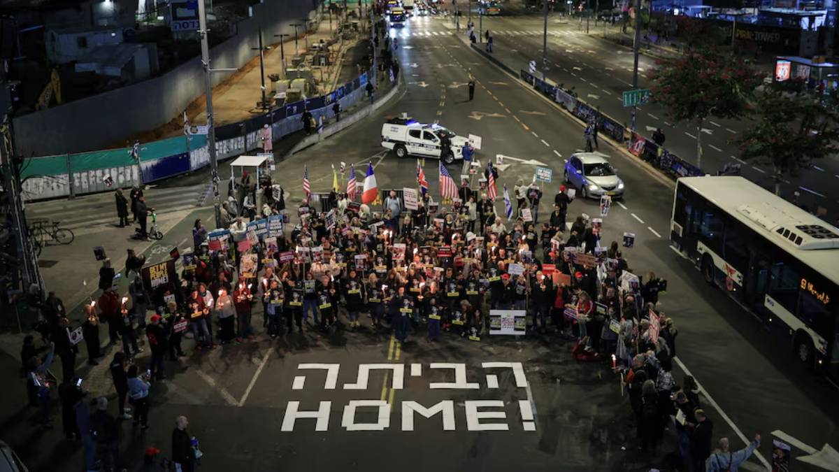 गजामा युद्धविराम गरी बन्धक फिर्ता ल्याउन माग गर्दै तेल अविभमा जम्मा भएका इसराइलीहरू। तस्बिरः रोयटर्स।