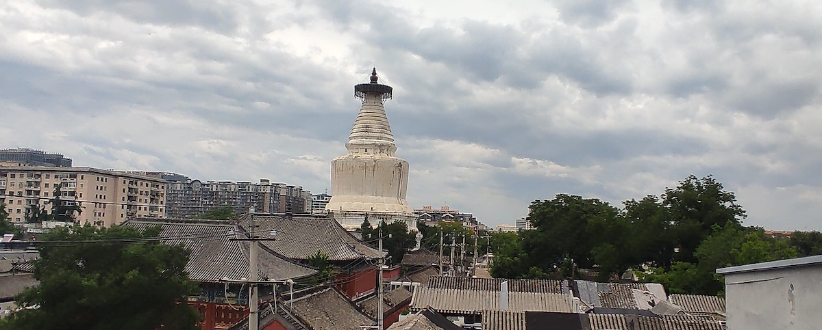 अरनिकोले बनाएको श्वेत चैत्य। तस्बिरः चेतनाथ आचार्य