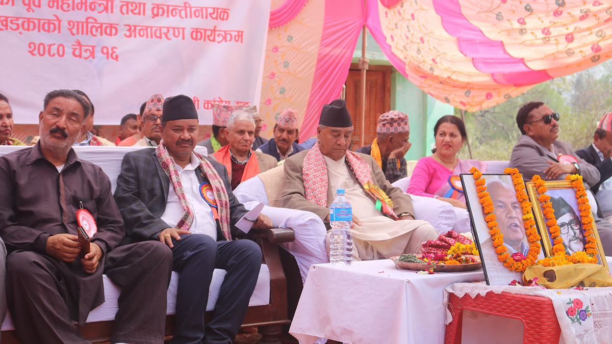 स्वर्गीय नेता खुमबहादुर खड्काको सालिक अनावरण कार्यक्रममा सहभागी नेताहरू।