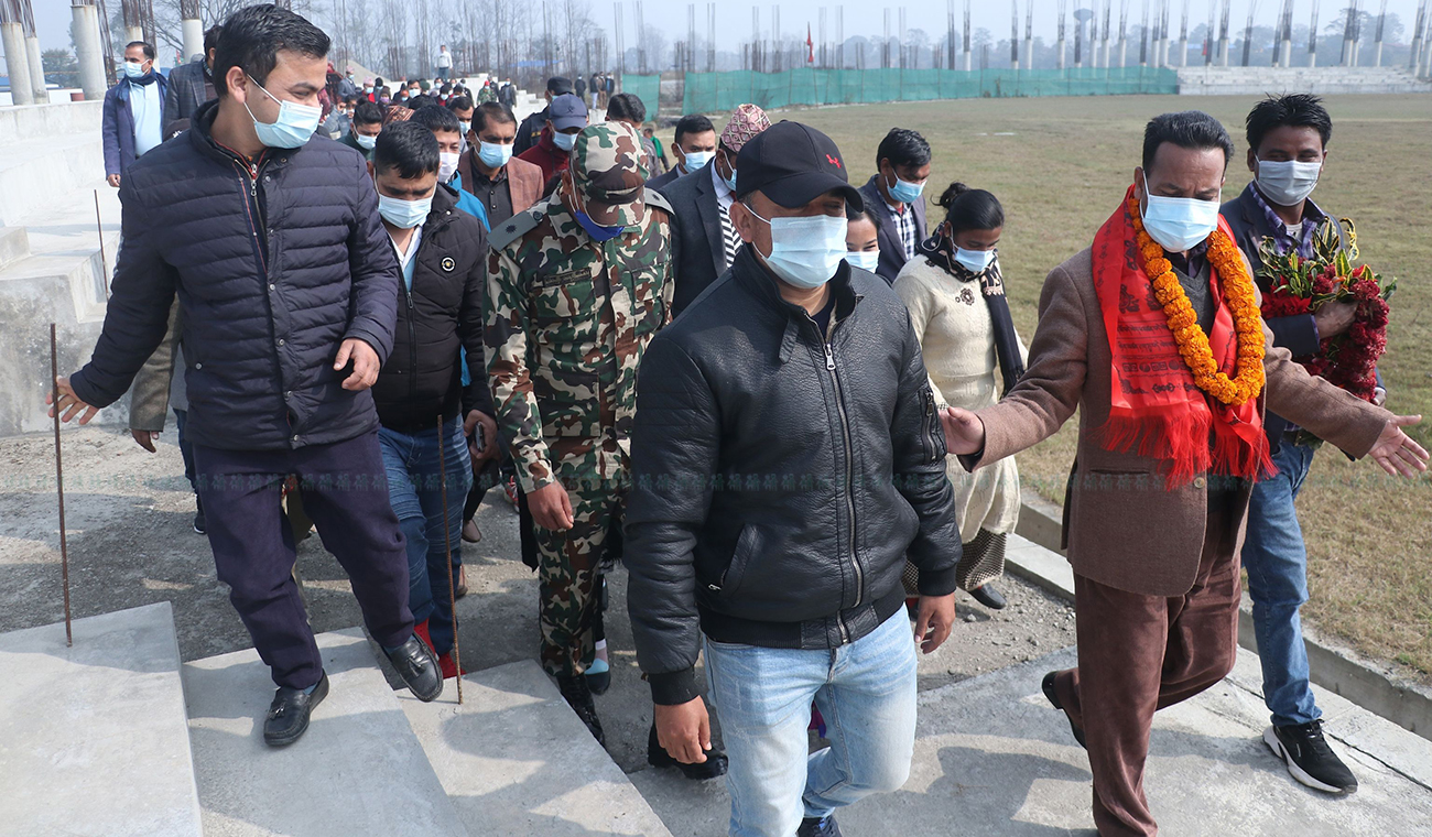 निर्माणको काम रोकिएको गौतमबुद्ध अन्तर्राष्ट्रिय क्रिकेट रंगशालाको अवलोकन गर्दै युवा तथा खेलकुद मन्त्री महेश्वर गहतराज, धुर्मुसलगायत।