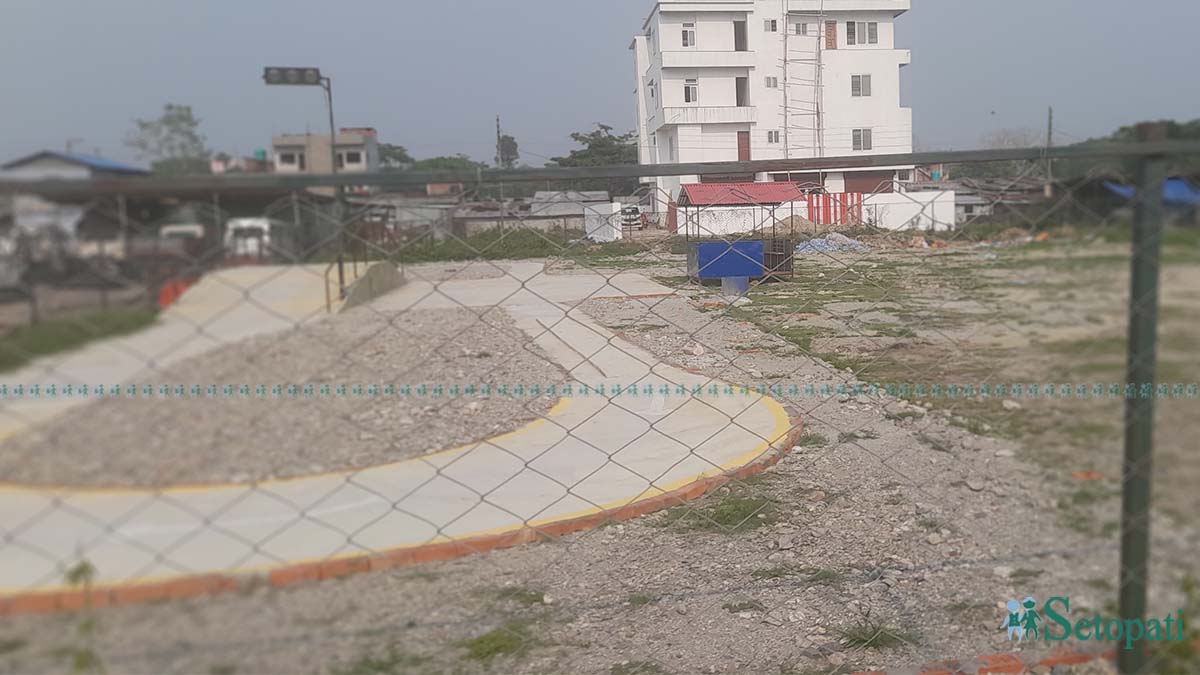 गिरीबन्धु टी–इस्टेटको जमिनमा चलेको ड्राइभिङ सेन्टर। तस्बिरः राजु अधिकारी/सेतोपाटी