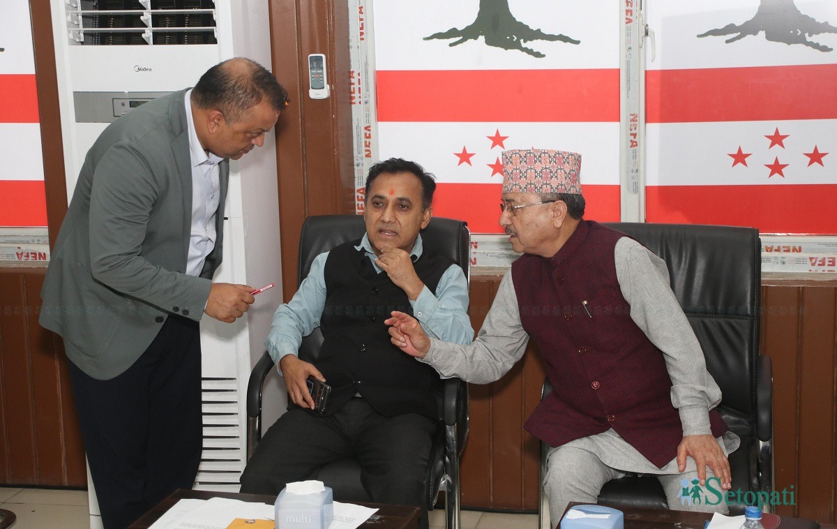 कार्यवाहक सभापति खड्कासँग महामन्त्रीद्वय। फाइल तस्बिर।