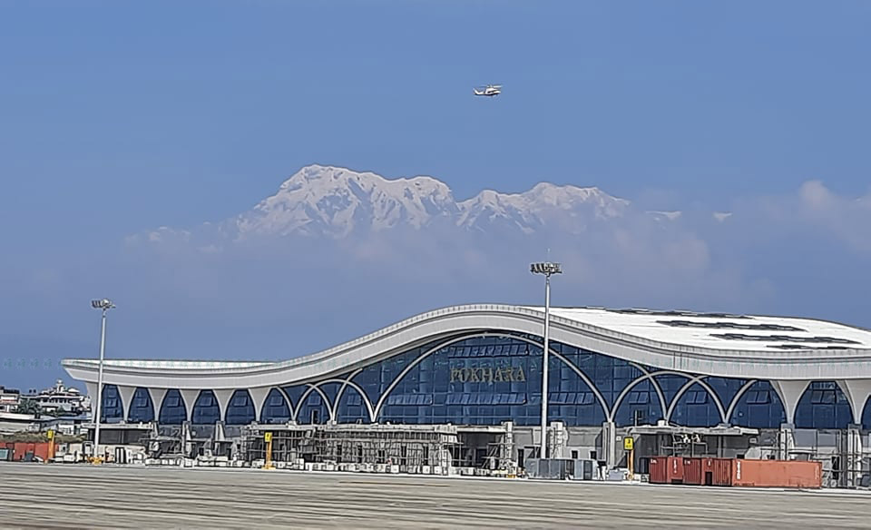 पोखरा क्षेत्रीय अन्तर्राष्ट्रिय विमानस्थल निरीक्षण गर्न प्रधानमन्त्री देउवा चढेको हेलिकप्टर।