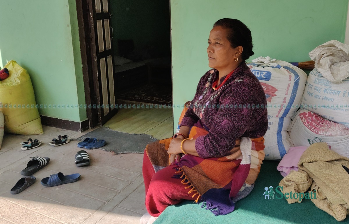 मेक्सिको हुँदै अमेरिका छिर्न खोज्दा अध्यागमन हिरासतमा ज्यान गुमाएका सुवास श्रेष्ठकी आमा हीरामाया। तस्बिर: अक्षर काका/सेतोपाटी