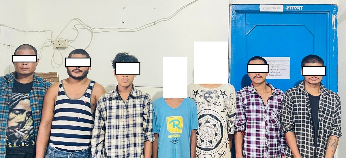 जितबहादुर विकलाई जबरजस्ती उठाएर लगी कुटपिट गरेको आरोपमा पक्राउ परेकाहरू। तस्बिरः प्रहरी