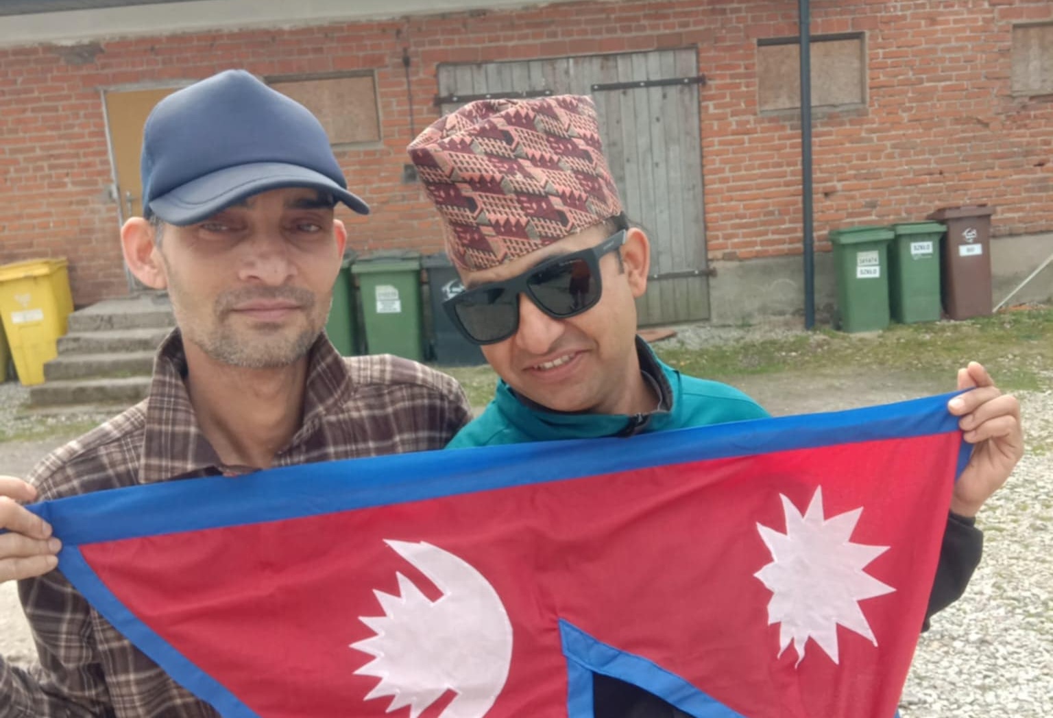 कमलराज भण्डारी (बायाँ)