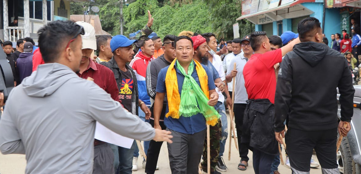 शुक्रबार ताप्लेजुङमा प्रदर्शनमा सहभागी भएका प्रदेश सभा सदस्य हाङगाम (खादामा)। तस्बिर : हाङगामको सचिवालय।