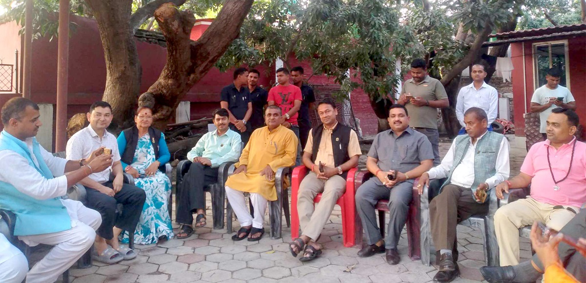 मधेस प्रदेश सरकारबाट एमाले र माओवादीका मन्त्रीहरूले आइतबार राजीनामा दिएपछि छलफल गर्दै  एमाले, माओवादी, जनमत पार्टी  र लोकतान्त्रिक समाजवादी पार्टीका संसदीय दलका नेता तथा सांसदहरू। तस्बिर: अमरेन्द्रकुमार यादव/रासस