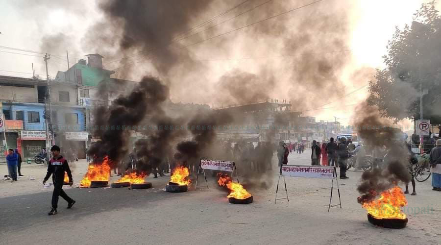 बालिका हत्या विरोधमा मंगलबार सडकमा टायर बालेर प्रदर्शन भएको थियो।