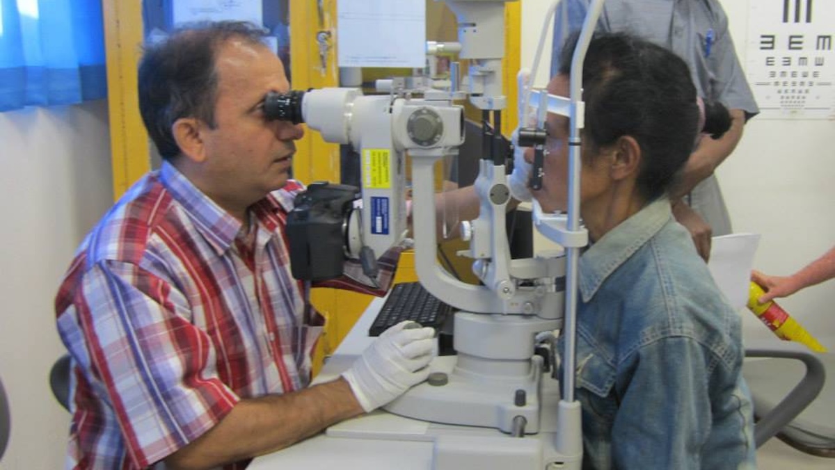 आँखा परीक्षण गर्दै डाक्टर मनोज शर्मा