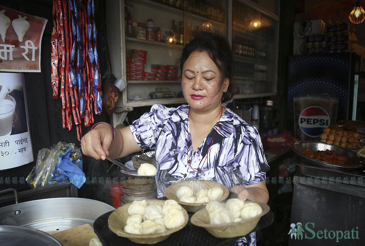 प्याफलको टपरी म:मकी सञ्चालक सबिना श्रेष्ठ। तस्बिरहरू: नवीनबाबु गुरूङ/सेतोपाटी