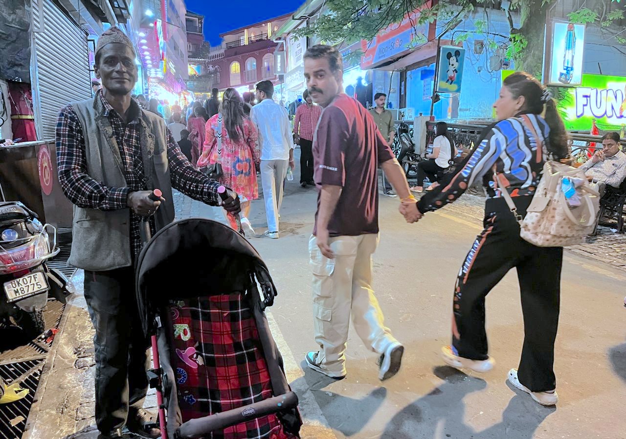 भारतको मसुरीमा काम गर्दै आएका कालिकोटका जगे नेपाली। तस्बिरः सुरेन्द्र फुयाल