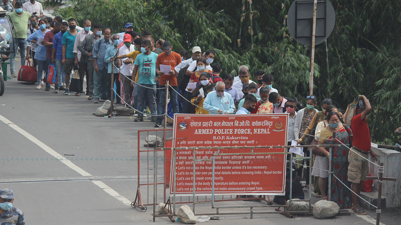 सोमबार नाकामा देखिएको भिड।