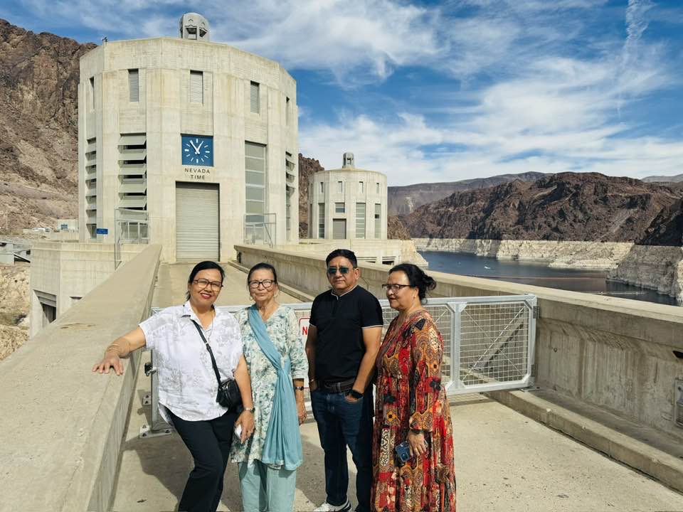 संसदीय सुनुवाइ समितिकी सभापति ईश्वरीदेवी न्यौपाने(बायाँबाट पहिलो) अमेरिकाको होभर ड्याममा परिवारिक सदस्यका साथ।  तस्बिर : ईश्वरीदेवी न्यौपानेको फेसबुकबाट
