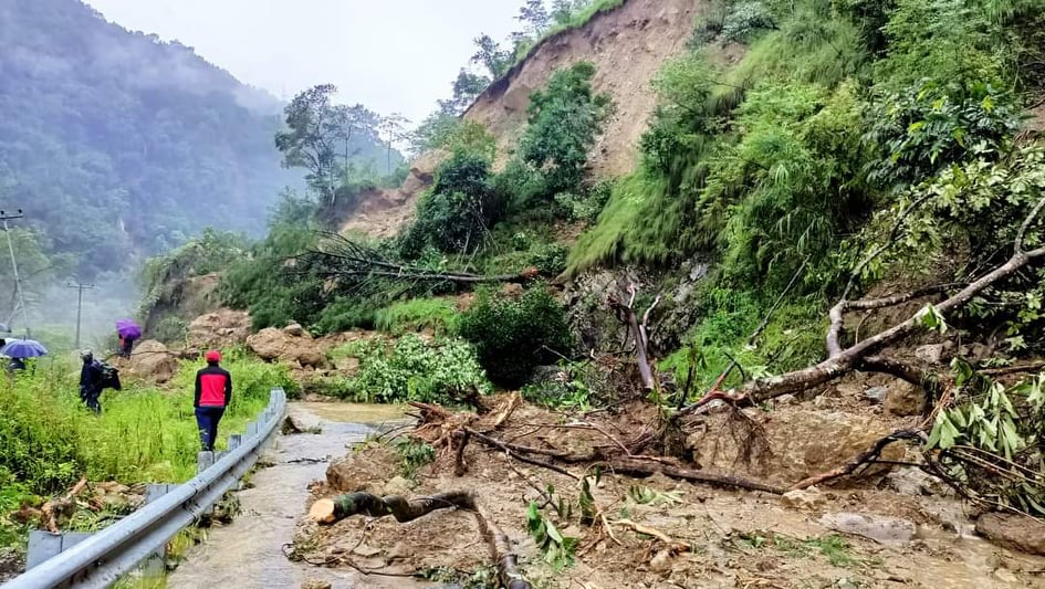 पहिरोले अवरूद्ध पोखराबाट पर्वत जाने भूपी शेरचन राजमार्ग। तस्वीर सौजन्य- पदम श्रेष्ठ