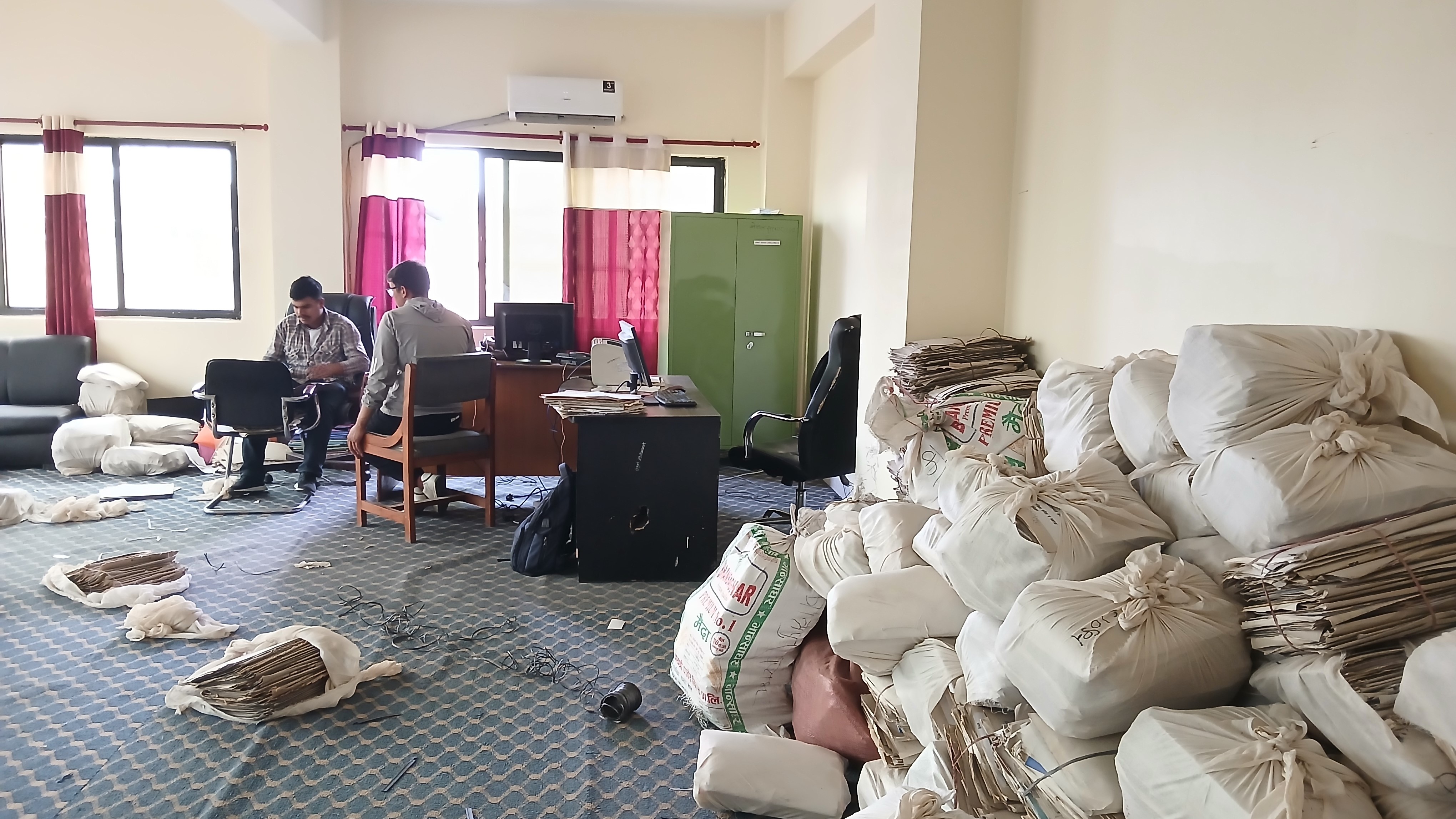 समस्याग्रस्त सहकारी व्यवस्थापन समितिका कर्मचारी विभिन्न सहकारीका तमसुकका विवरण कम्प्युटराइज गर्दै। तस्बिर : मनोज सत्याल/सेतोपाटी