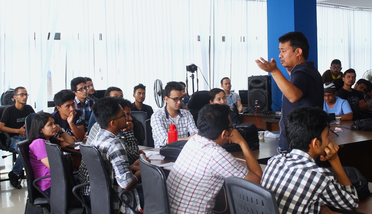 फ्युजमेसिन्स इंकका संस्थापक तथा कम्प्युटर वैज्ञानिक डा. समीर मास्के विद्यार्थीहरूलाई पढाउँदै। तस्बिर सौजन्यः फ्युजमेसिन्स इंक