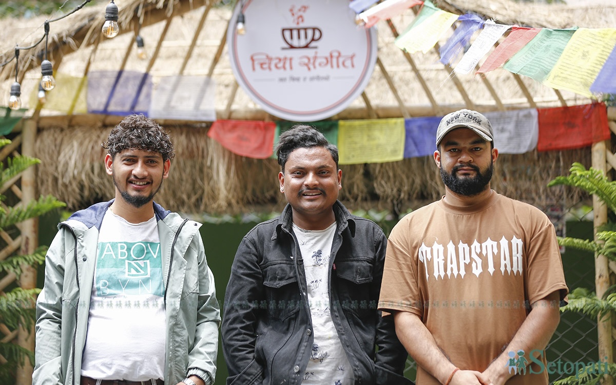 बायाँबाट क्रमशः सन्दीप ज्ञवाली, श्रीधर अधिकारी र सुरज बस्याल। तस्बिरः नवीनबाबु गुरूङ/सेतोपाटी