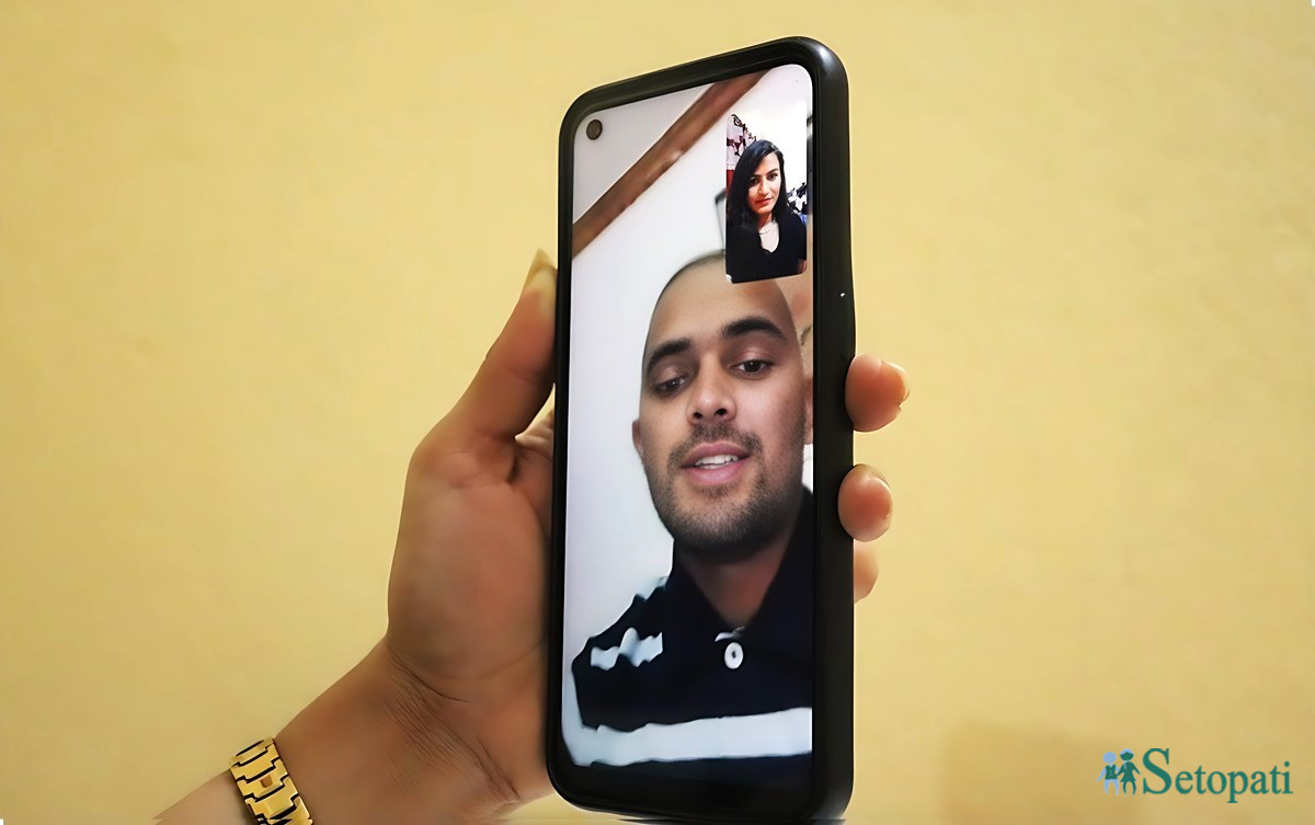 साउदीमा रहेका शोभाकान्त पौडेलसँग भिडिओ कुराकानी गर्दै सेतोपाटी संवाददाता निर्मला घिमिरे। तस्बिर: सेतोपाटी