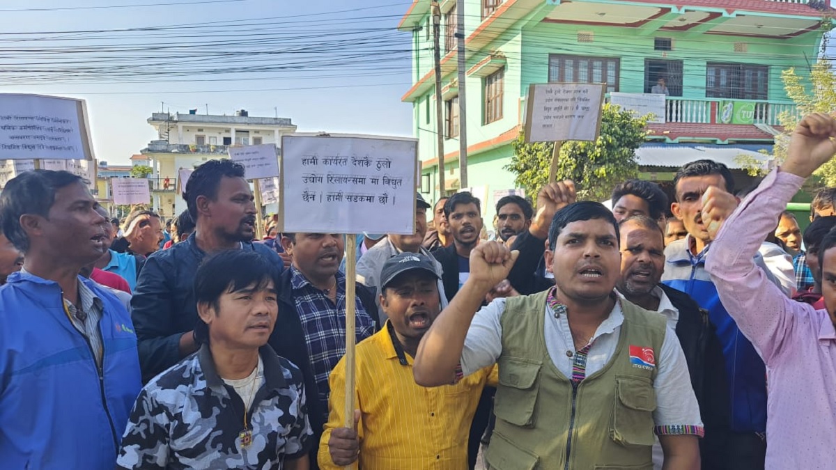 बिजुली काटिएर उद्योगहरू बन्द भएपछि आन्दोलनमा निस्केका मजदुरहरू। फाइल तस्बिर