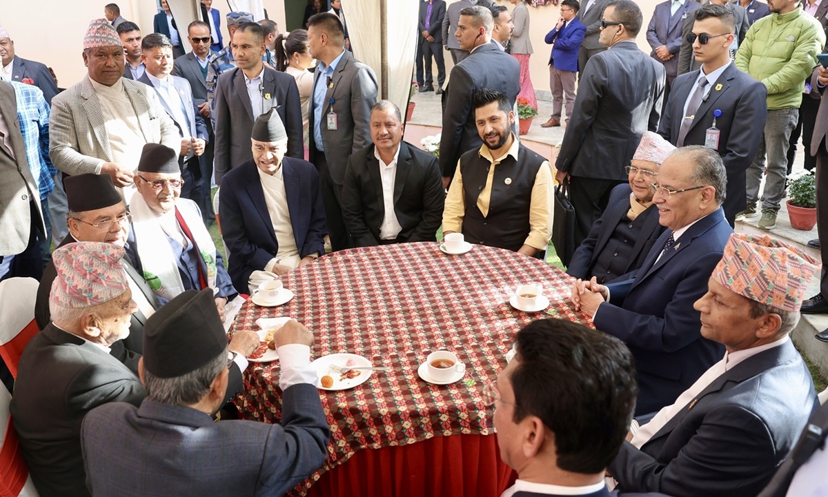 नेकपा एमालेले बुधबार आयोजना गरेको चियापानमा विभिन्न राजनीतिक दलका नेताहरू। तस्बिर: प्रदीपराज वन्त/रासस