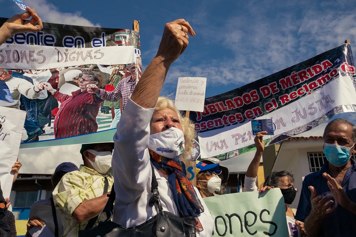 भेनेजुयलाको मेरिडास्थित सामाजिक सुरक्षा मुख्यालयबाहिर आन्दोलनरत अवकाशप्राप्त व्यक्तिहरू। तस्बिरः द न्यूयोर्कर
